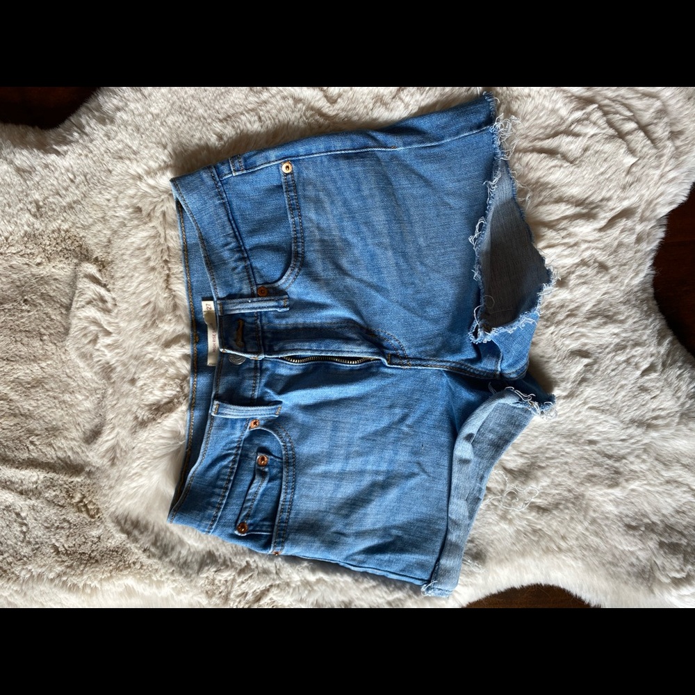 Levi Raw cut denim shorts size 27